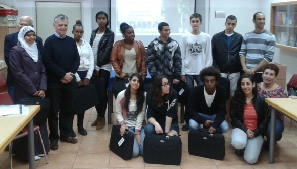 אגודת הידידים של אוניברסיטת תל-אביב בארגנטינה העניקה מחשבים ניידים לתלמידים מצטיינים