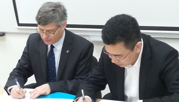 פרופ' רענן ריין ועמיתו גונג ווימי בטקס חתימת ההסכם