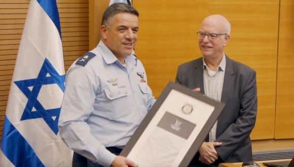 פרופ' אריאל פורת ומפקד חיל האוויר האלוף עמיקם נורקין
