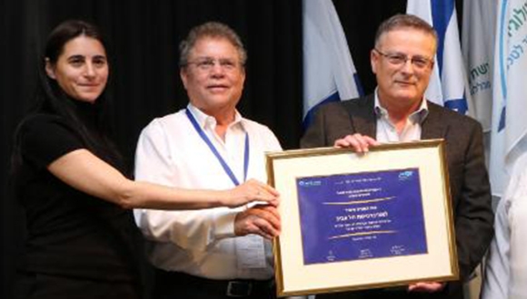 צבי פלג, מנכ"ל אורט (במרכז), מעניק את אות ההוקרה למנכ"ל מוטי כהן ולרחלי ורשבסקי