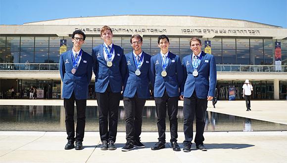 חמשת חברי הנבחרת הישראלית באולימפיאדה לפיזיקה (צילום: יוסי איפרגן, לע"מ)