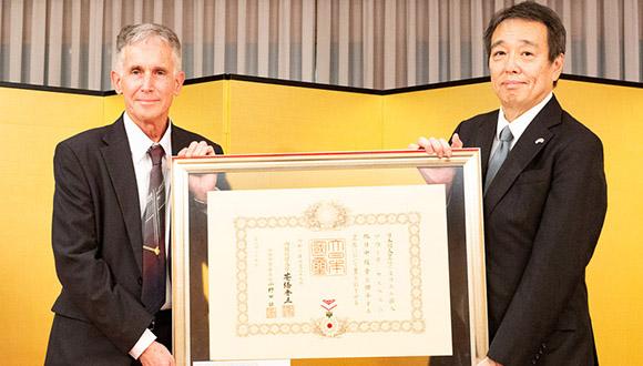 פרופ' סרפר מחזיק את התעודה עם השגריר היפני בישראל קואיצ'י מיזושימה. צילום: שגרירות יפן         