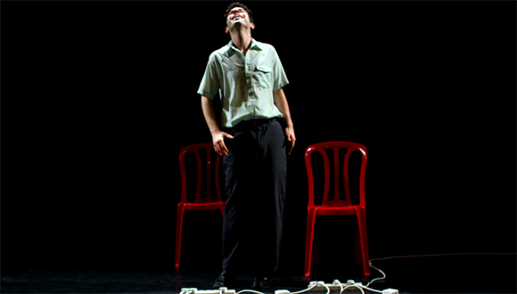 יונתן בק בהצגה "איש לא חשוב" (צילום: מאי קסטלנואבו)