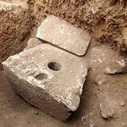 אסלת אבן בת 2,700 שנה (צילום: יולי שוורץ, רשות העתיקות)