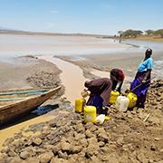 נשים מקומיות ליד מקור מים מתייבש באזור באבטי