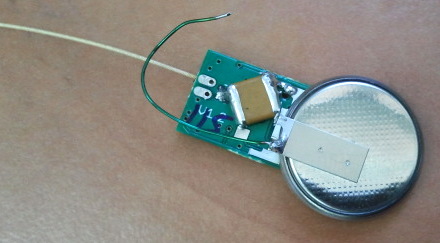 A tag with a battery and reservoir capacitor
